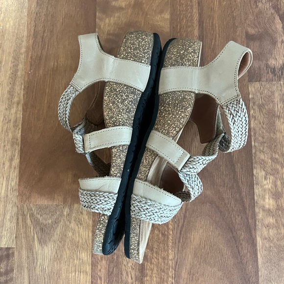 Comfortable sandal, lightly worn - Picture 2 of 3